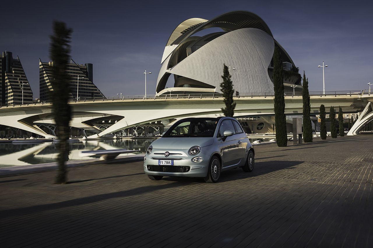 Fiat 500 Hybrid in strada