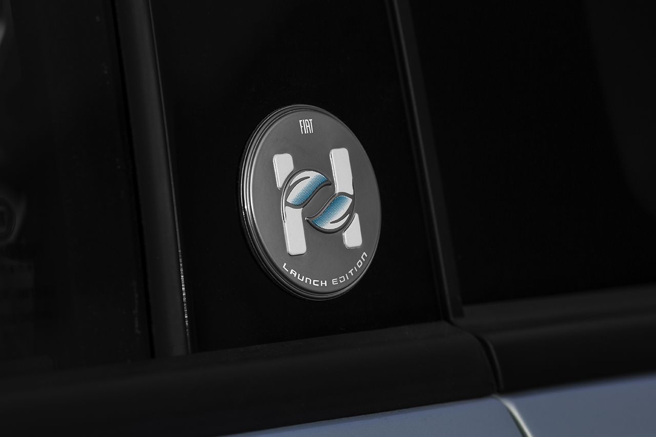 Fiat 500 Hybrid, logo con due gocce di rugiada