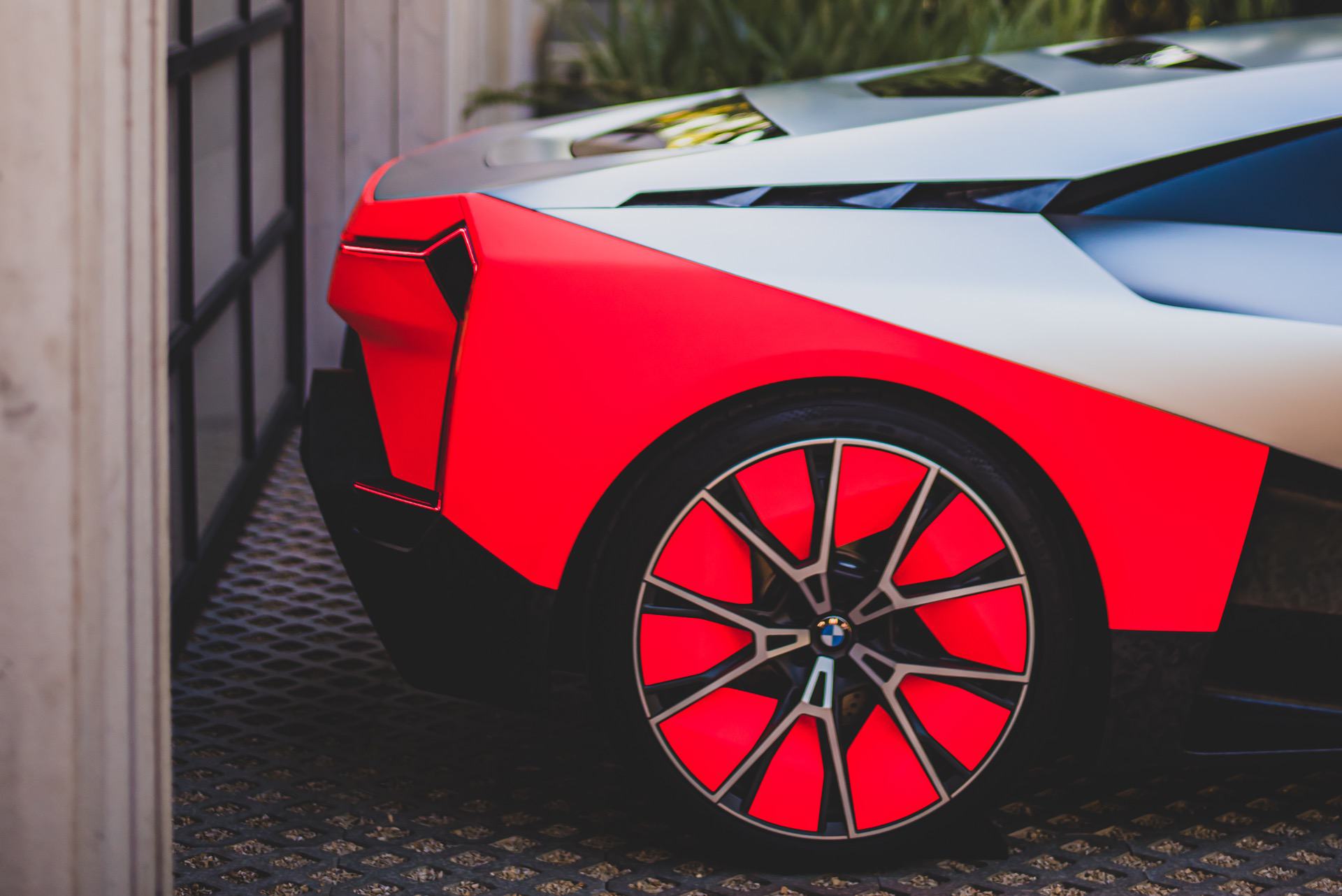 BMW Vision M Next, il rosso coinvolge anche i pneumatici