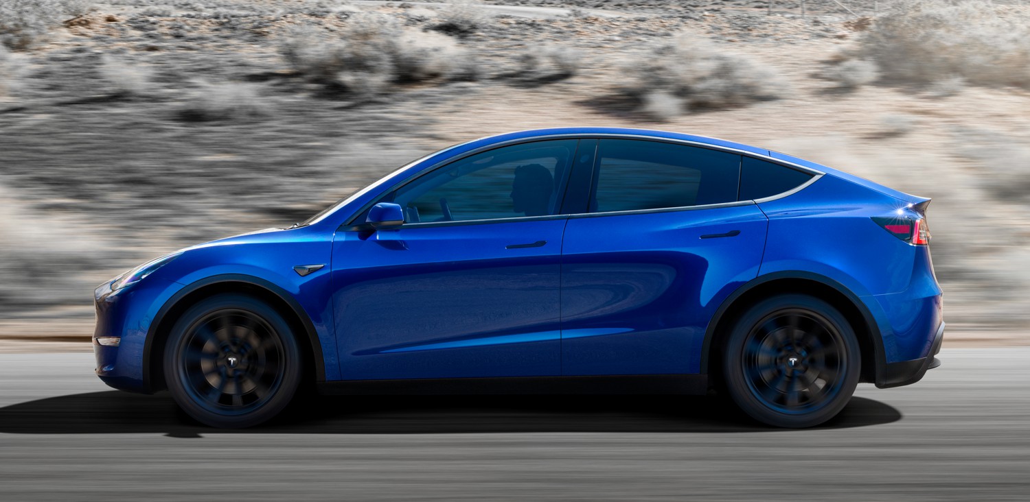 Tesla Model Y blu in strada