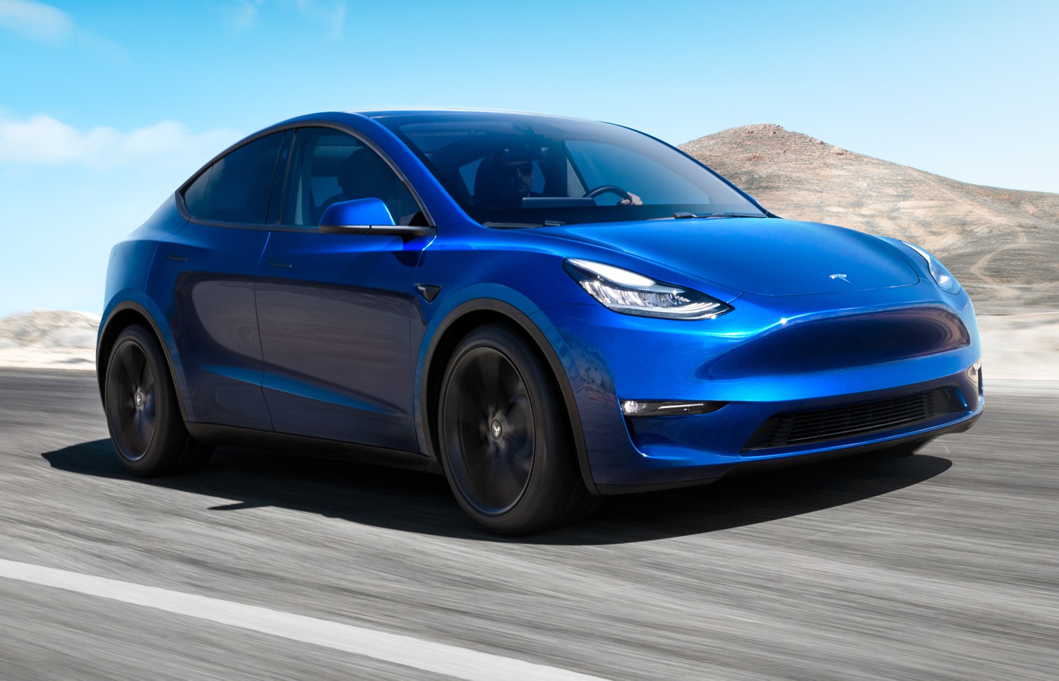 Tesla Model Y blu in strada