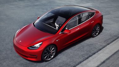 Tesla Model 3: arriva la ricarica wireless per smartphone