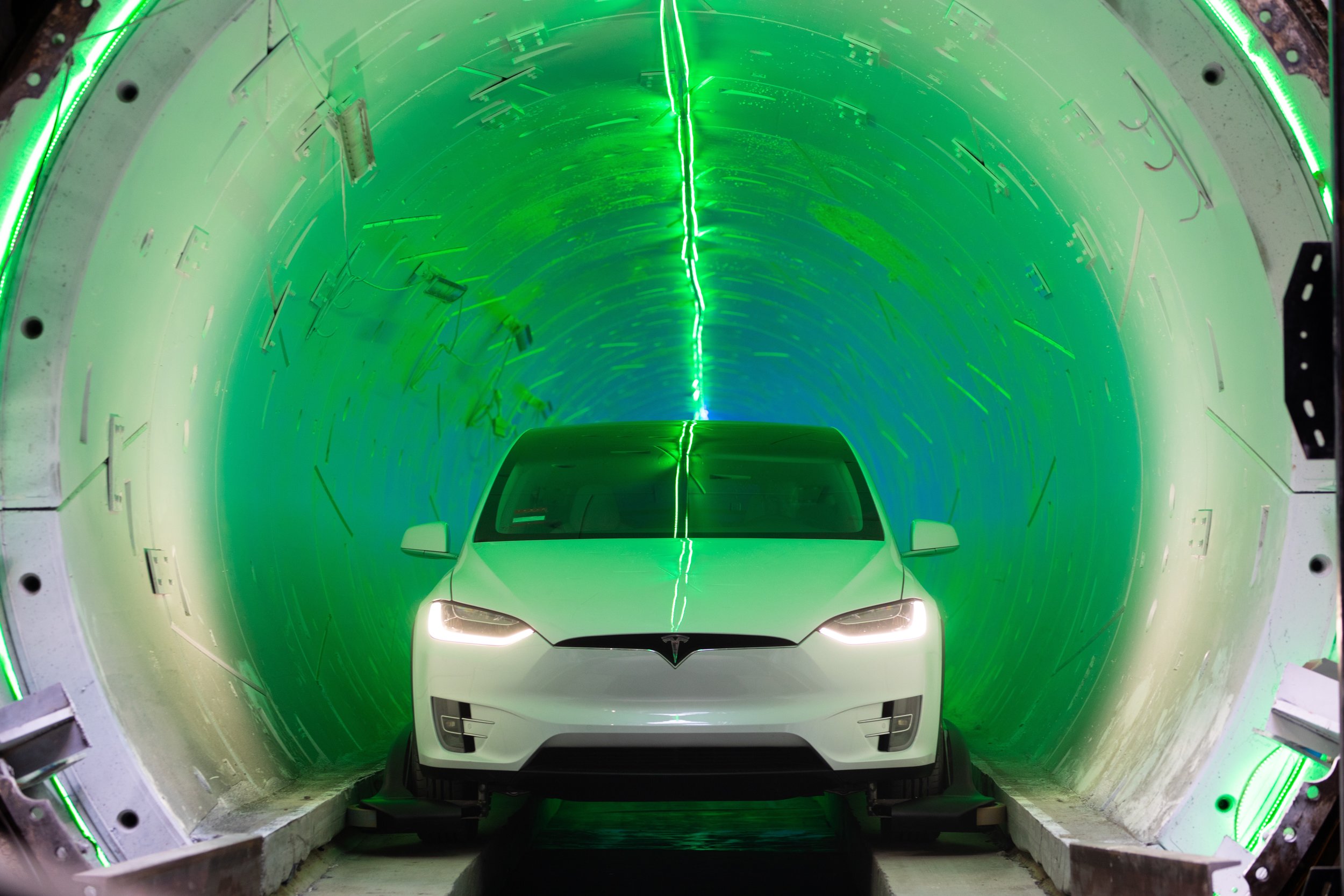 Tesla Model X in un tunnel della Boring Company
