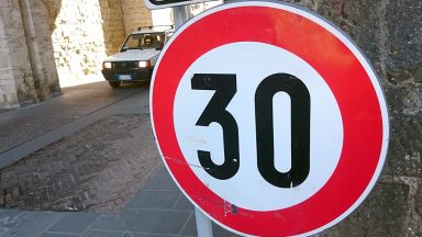 Basta multe: i limiti di velocità segnalati da Android Auto