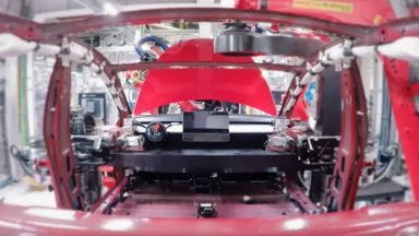 Come si costruisce una Tesla Model 3, in 48 secondi
