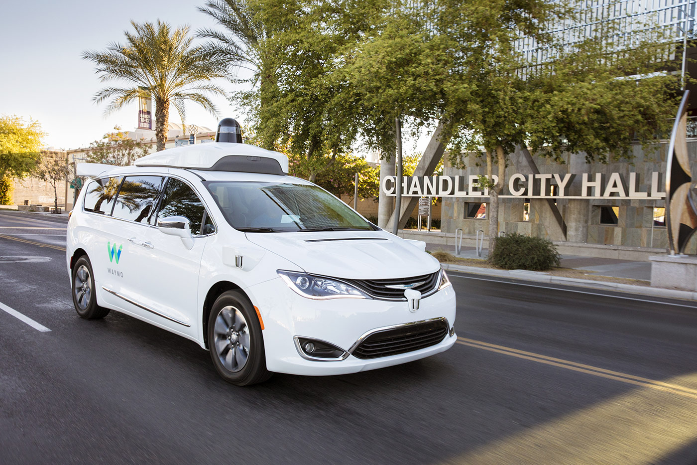 Self-driving car: la guida autonoma di Waymo
