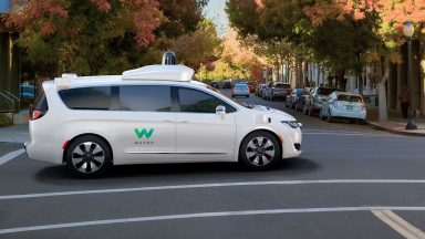 Provoca incidente con una self-driving car Waymo, arrestato
