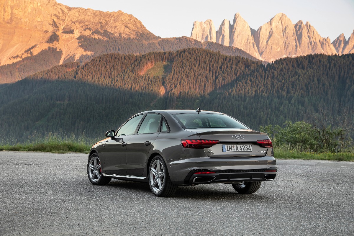 Audi  A4 Sedan, foto degli esterni