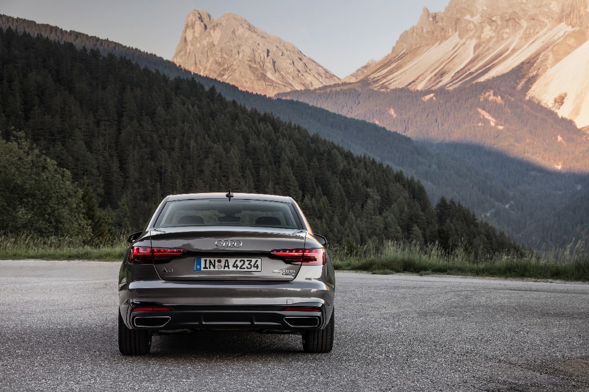 Audi  A4 Sedan, foto degli esterni