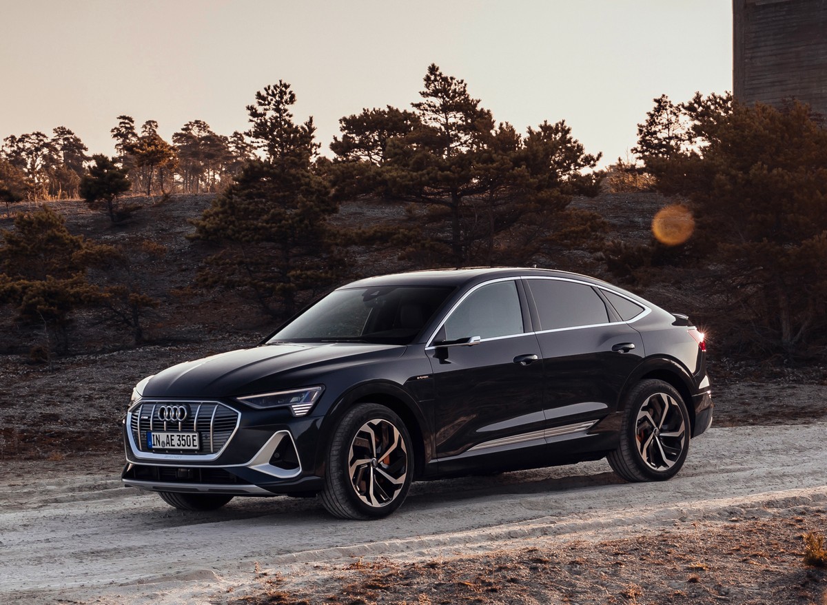 Static photo,
Colour: plasma Blue
The displayed vehicle shows optional equipment at extra charge. Individual equipment will be available at a later date.