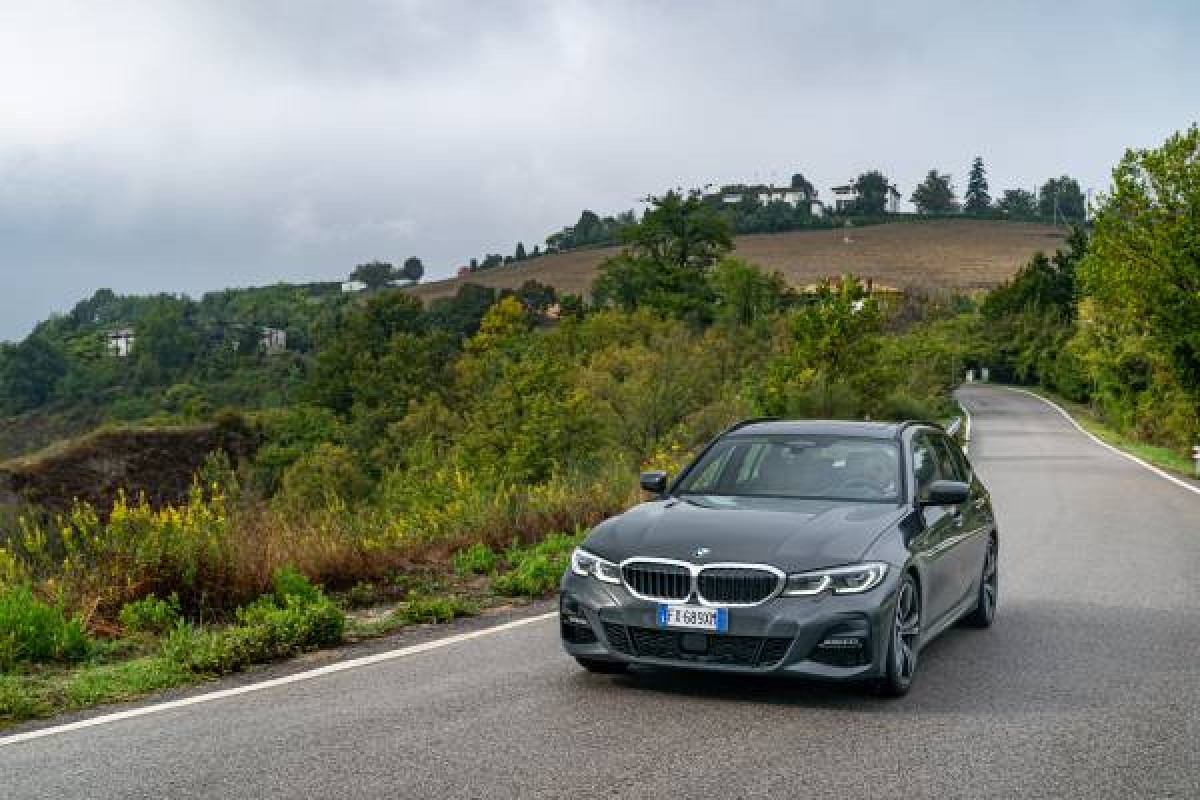 BMW  Serie 3 Touring, foto degli esterni