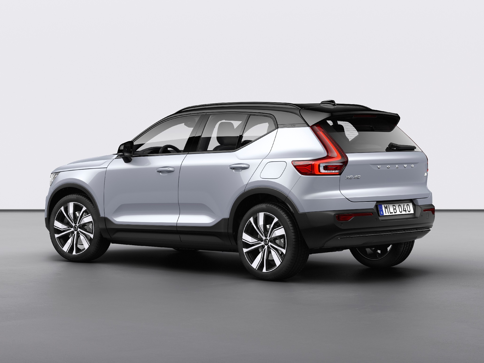 Volvo XC40 Recharge P8 AWD in Glacier Silver