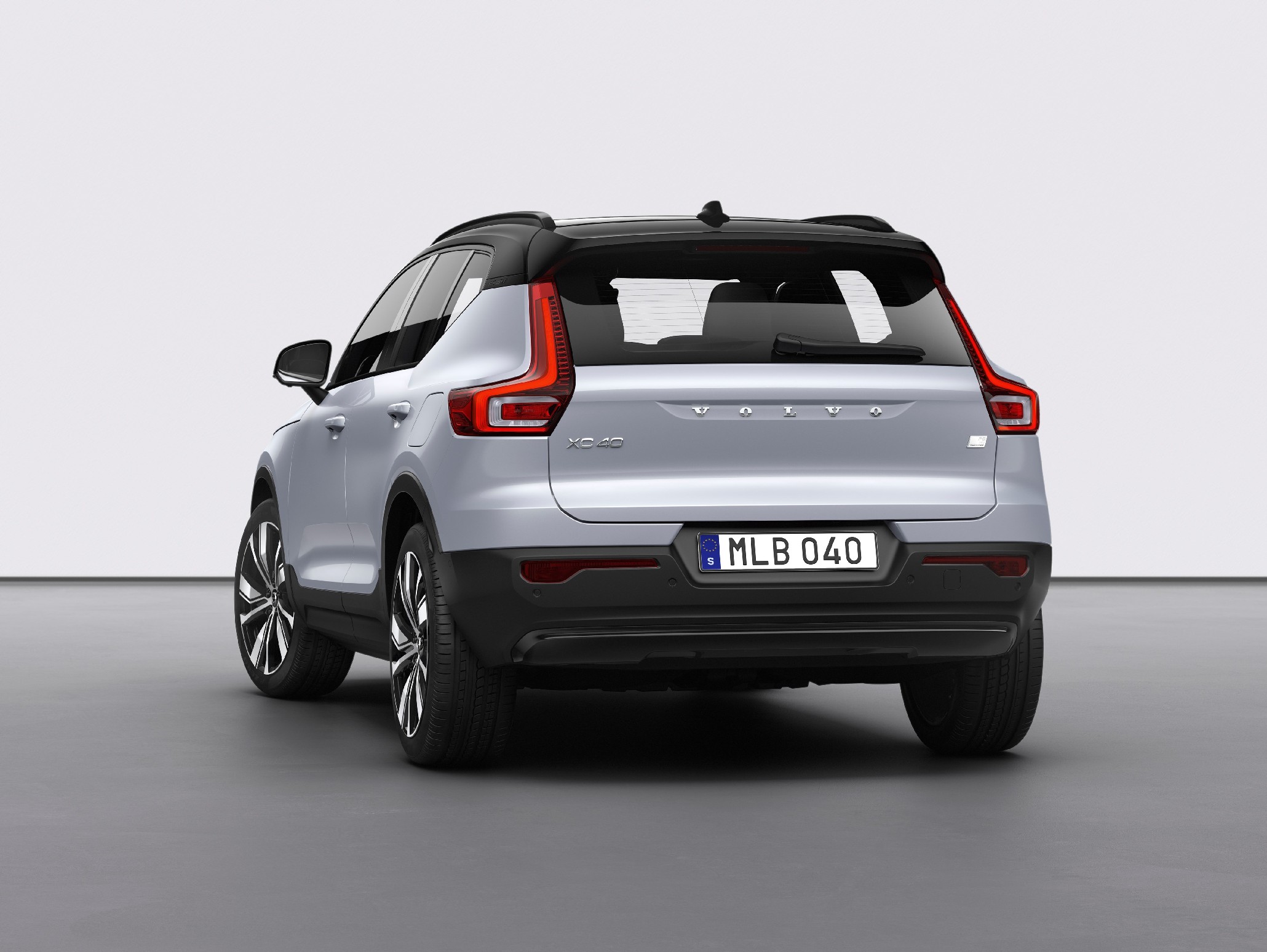 Volvo XC40 Recharge P8 AWD in Glacier Silver