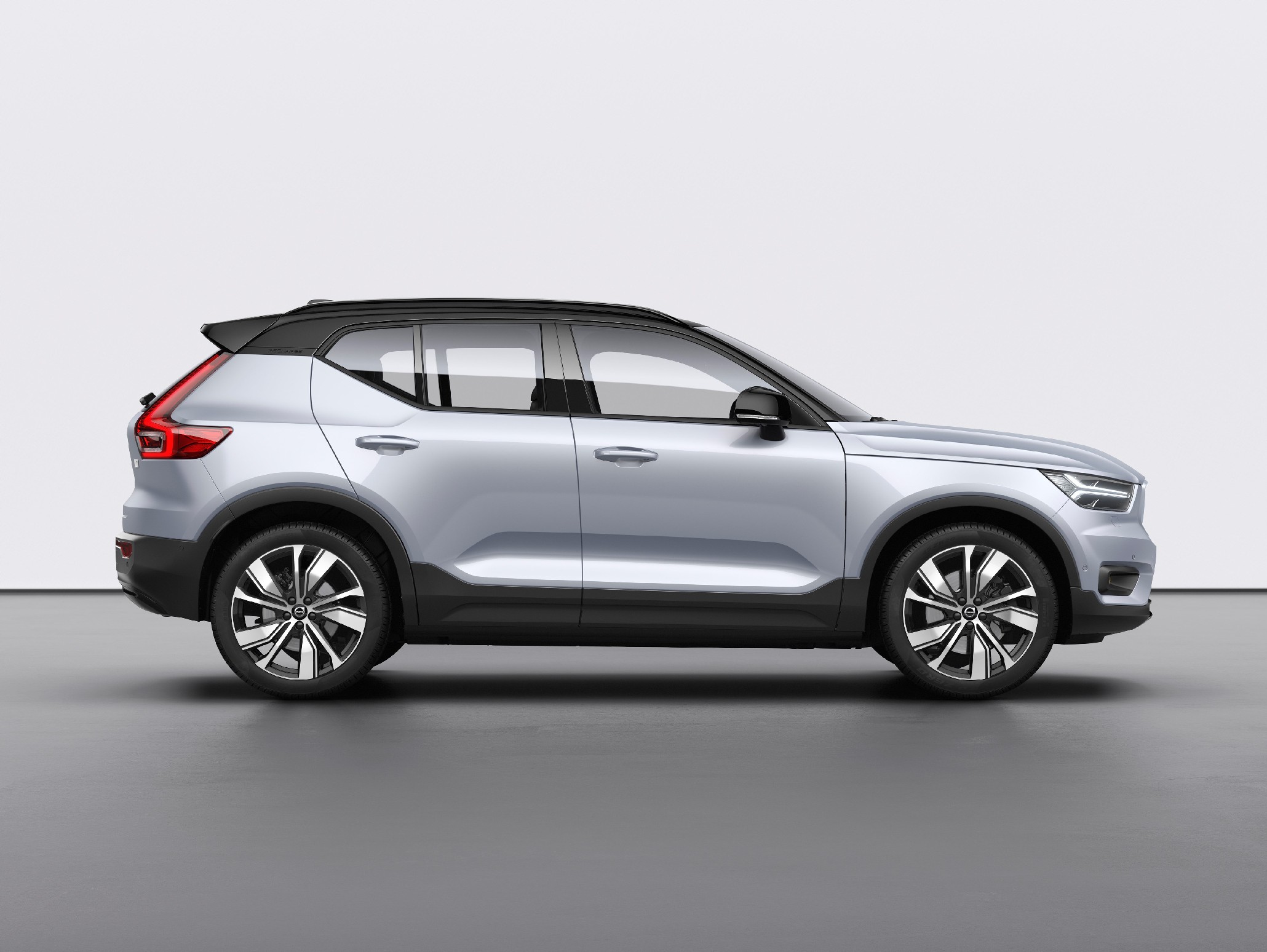 Volvo XC40 Recharge P8 AWD in Glacier Silver