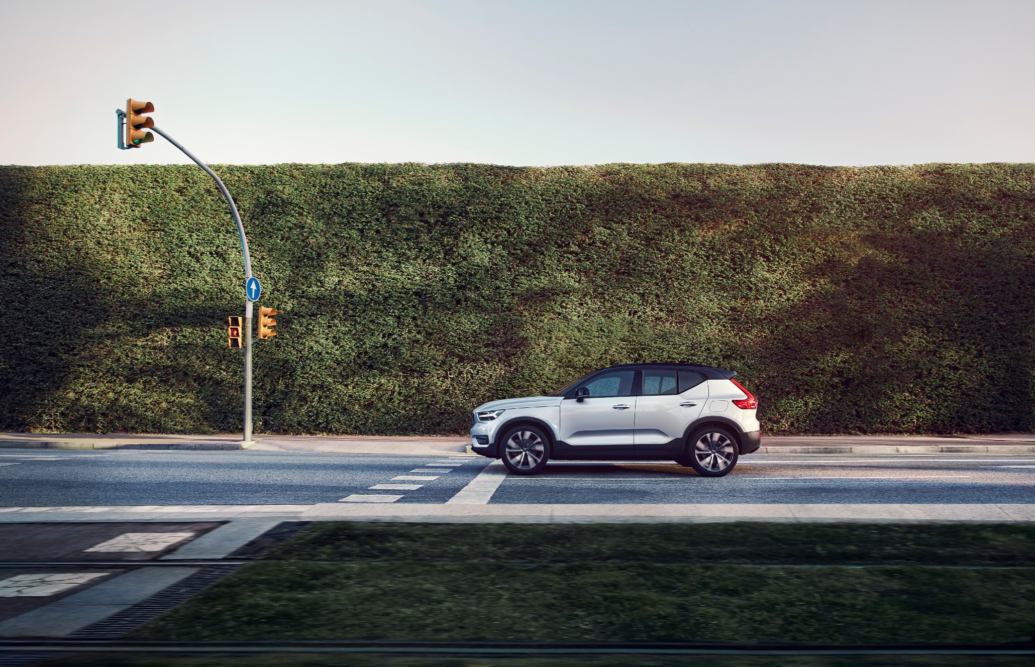 Volvo XC40 Recharge P8 AWD in Glacier Silver,
