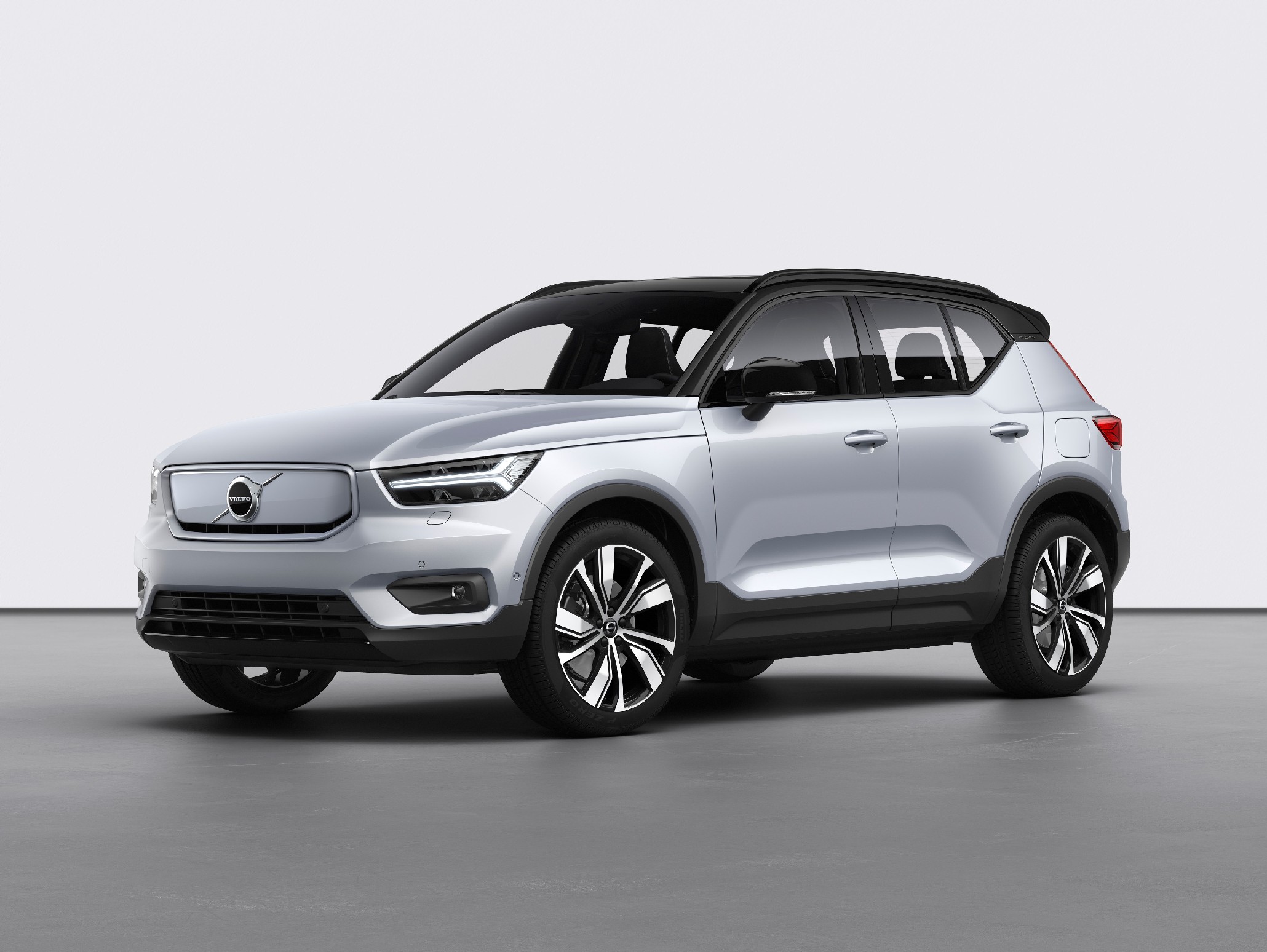 Volvo XC40 Recharge P8 AWD in Glacier Silver