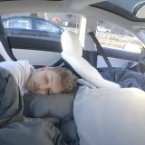 Se una star di TikTok si filma mentre dorme sulla Tesla