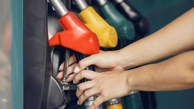 Codacons: il petrolio crolla, la benzina no