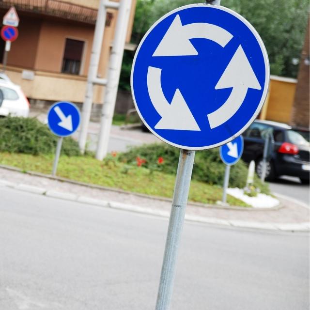 rotonda-italiana-francese-precedenza-cartello
