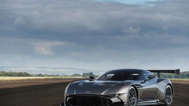 Aston Martin Vulcan: in pista con Danica Patrick | Video