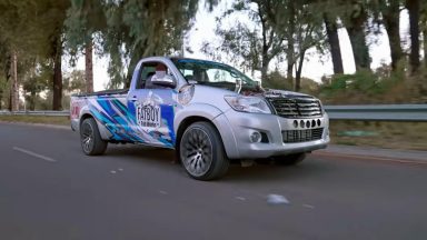 Toyota Hilux V12 biturbo: tuning esuberante per il pick-up