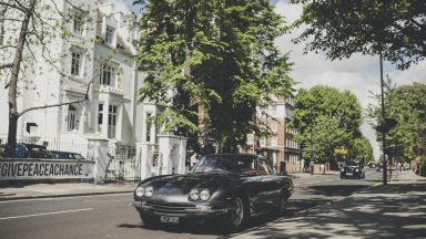 Una Lamborghini 400 GT 2+2 omaggia i Beatles ad Abbey Road