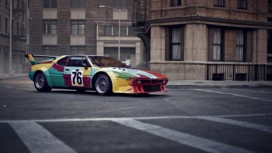 La BMW M1 dipinta da Andy Warhol in mostra a Milano