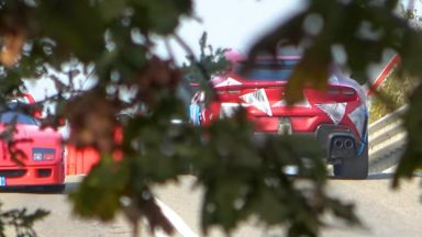 Ferrari Purosangue incrocia la F40 a Maranello | Video