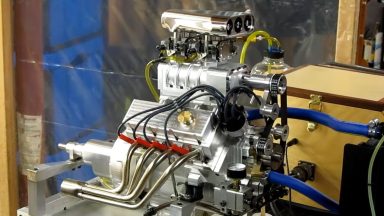 Motore V8 da drag race in scala ma con rombo al top | Video