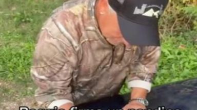 Roberto Baggio firma la Fiat Panda di un tifoso in strada