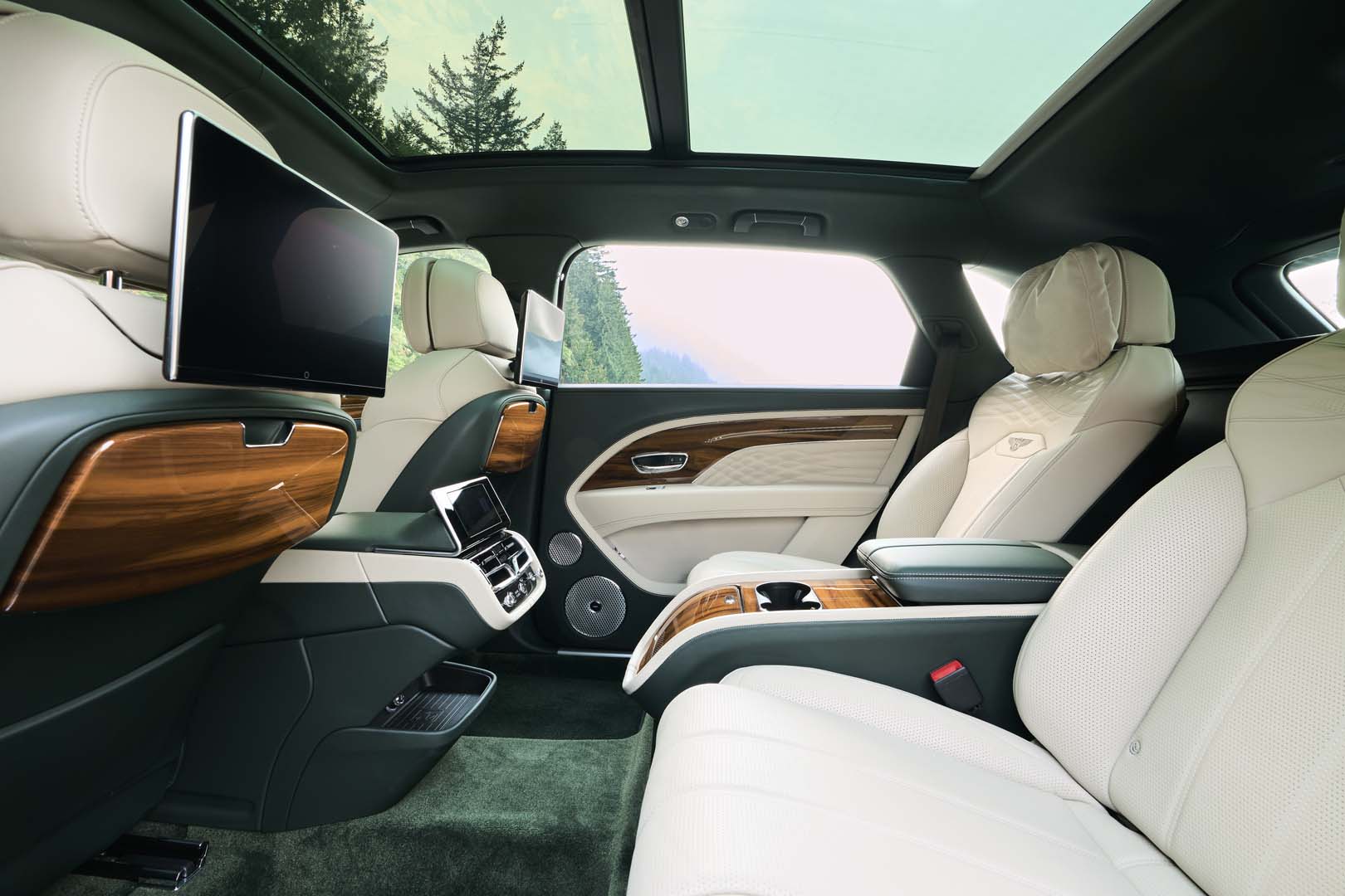 Bentley  Bentayga 2022, foto degli interni