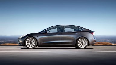 Assicurazione auto: Tesla rimborsa i propri clienti