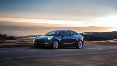 Tesla Model 3 è la miglior auto elettrica dell'anno